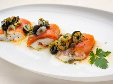 Rulo de salm&oacute;n ahumado relleno de brandada y piperrada