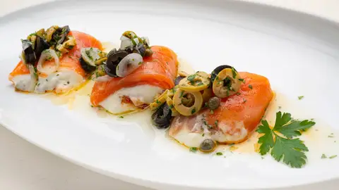 Rulo de salmón ahumado relleno de brandada y piperrada Rulo de salmón ahumado relleno de brandada y piperrada