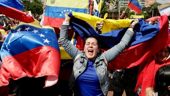 Venezolanos opositores asisten a una manifestaci&oacute;n