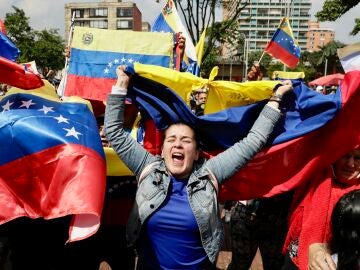 Venezolanos opositores asisten a una manifestación