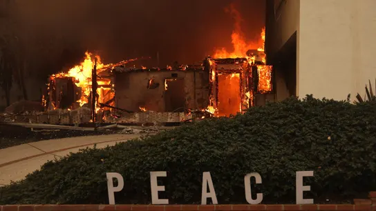 Una casa arde por el incendio forestal de Palisades en el barrio de Pacific Palisades de Los Angeles Una casa arde por el incendio forestal de Palisades en el barrio de Pacific Palisades de Los Angeles