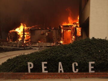  Una casa arde por el incendio forestal de Palisades en el barrio de Pacific Palisades de Los Angeles