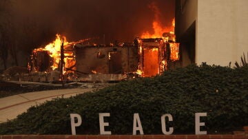  Una casa arde por el incendio forestal de Palisades en el barrio de Pacific Palisades de Los Angeles