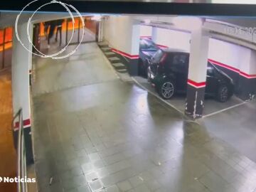 Tres jóvenes asaltan a un hombre minusválido y le roban un reloj de lujo en un parking de la zona alta de Barcelona