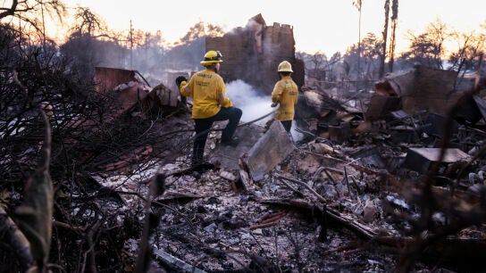 Imagen de bomberos sofocando las llamas en Los &Aacute;ngeles, California.