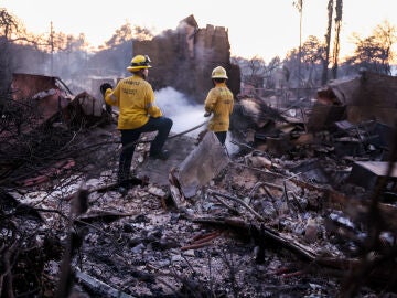 Imagen de bomberos sofocando las llamas en Los Ángeles, California.