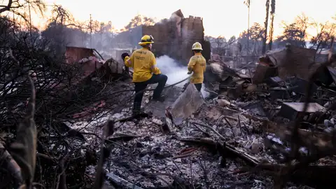 Imagen de bomberos sofocando las llamas en Los Ángeles, California. Imagen de bomberos sofocando las llamas en Los Ángeles, California.