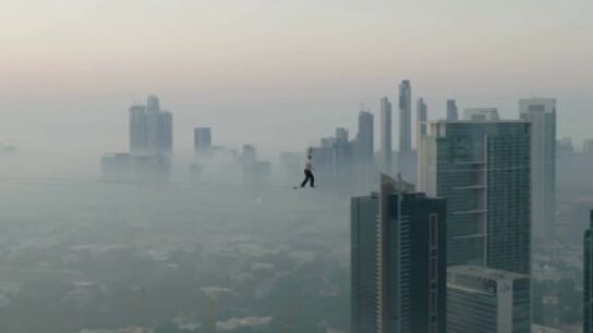 Jaan Roose cruza sobre una cuerda floja entre las Jumeirah Emirates Towers, en Dub&aacute;i: &iexcl;100 metros a 224 metros de altura!