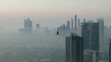 Jaan Roose cruza sobre una cuerda floja entre las Jumeirah Emirates Towers, en Dubái: ¡100 metros a 224 metros de altura!