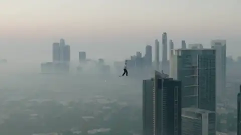 Jaan Roose cruza sobre una cuerda floja entre las Jumeirah Emirates Towers, en Dubái: ¡100 metros a 224 metros de altura! Jaan Roose cruza sobre una cuerda floja entre las Jumeirah Emirates Towers, en Dubái: ¡100 metros a 224 metros de altura!