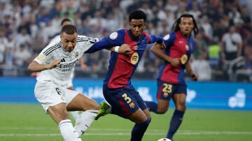 Kylian Mbappé en el momento de anotar el 1-0 ante el Barcelona