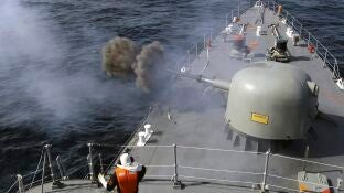 Un buque de la Armada iran&iacute; durante unas maniobras militares