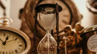 Imagen de archivo de un reloj de arena. Imagen de archivo de un reloj de arena.