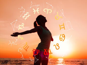 Mujer rodeada de los signos del zodiaco