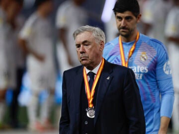 Ancelotti, con gesto preocupado tras la final ante el Barcelona