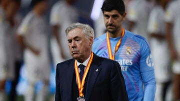 Ancelotti, con gesto preocupado tras la final ante el Barcelona