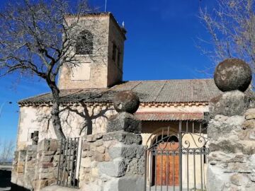 Imagen de la iglesia de San Nicolás de Bari, en Torrecaballeros, Segovia. 