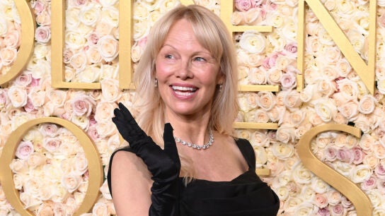 Pamela Anderson en los Globos de Oro 2025