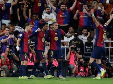 Los jugadores del Barcelona celebra un gol ante el Real Madrid