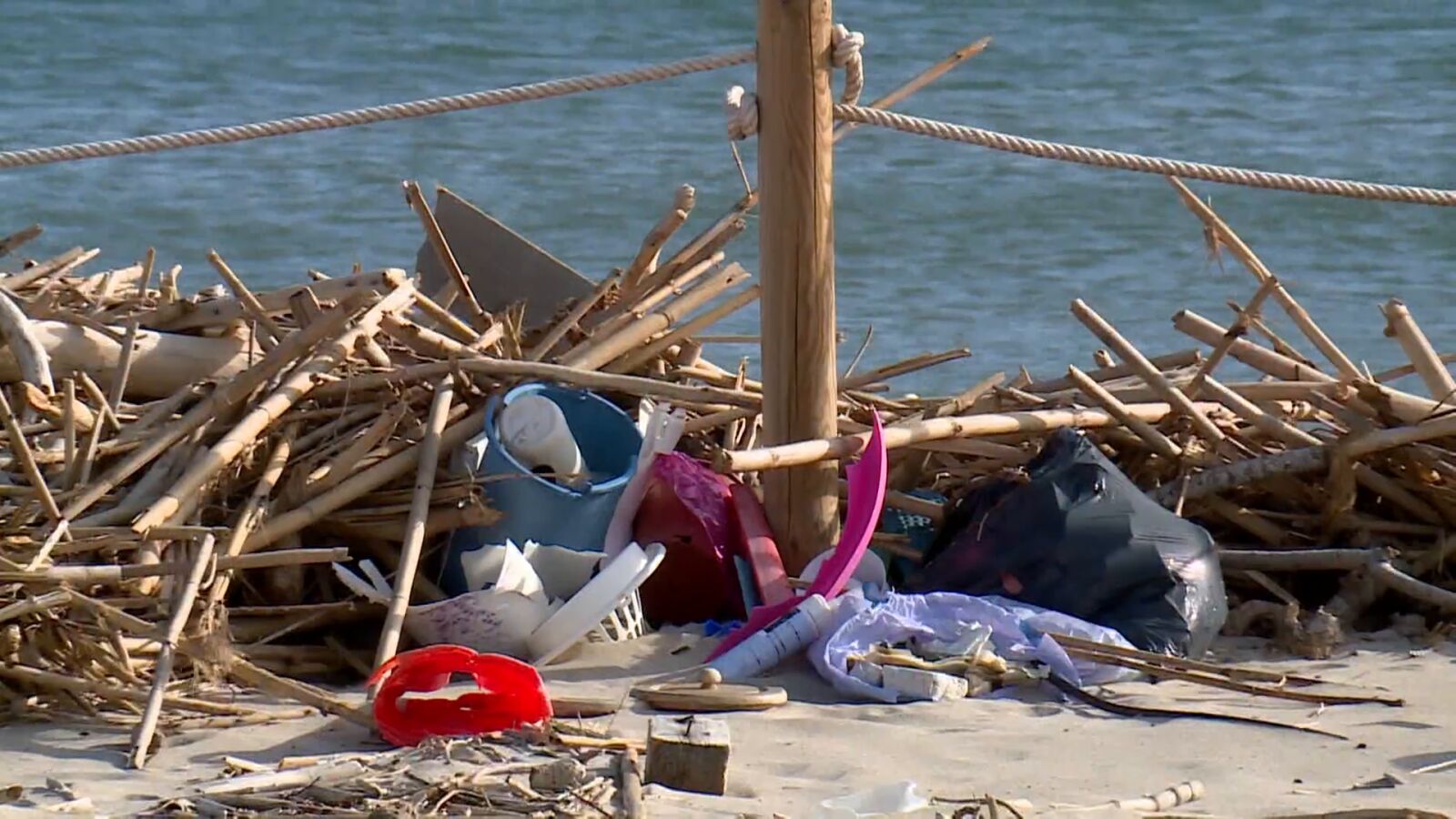 Los residuos de la DANA en las playas valencianas ponen en jaque la Semana Santa