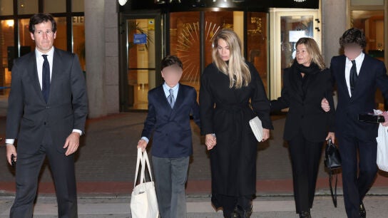 Jorge Bengur&iacute;a, Carla Goyanes, su hijo, Cari Lapique y su nieto en el entierro de Manuel
