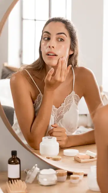 Mujer haciendo su rutina de belleza Mujer haciendo su rutina de belleza