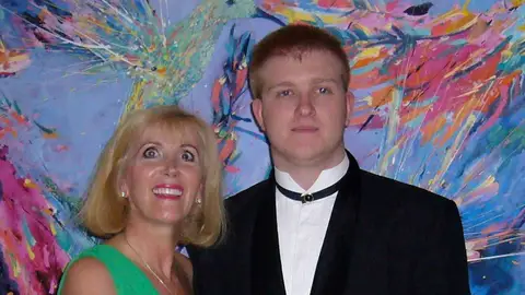 Shelley Sykes con su hijo Rory Callum Sykes Shelley Sykes con su hijo Rory Callum Sykes