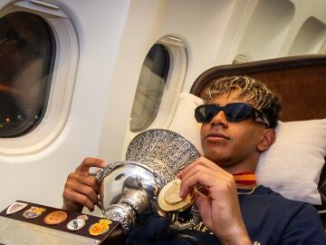 Lamine Yamal con el trofeo de la Supercopa 