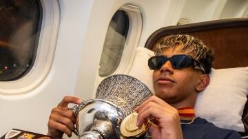 Lamine Yamal con el trofeo de la Supercopa 