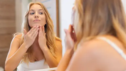 Mujer con la piel radiante Mujer con la piel radiante