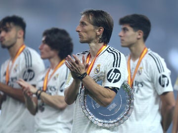 Luka Modric tras la entrega de trofeos