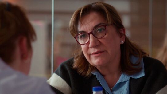 G&uuml;l&ccedil;i&ccedil;ek compara los matrimonios de antes y los de ahora: "No nos pregunt&aacute;bamos si &eacute;ramos felices"