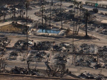 Viviendas arrasadas por el fuego en el barrio de Pacific Palisades