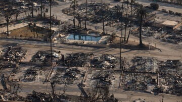 Viviendas arrasadas por el fuego en el barrio de Pacific Palisades