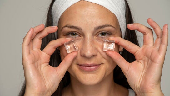 Mujer con hielo en la cara