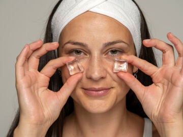 Mujer con hielo en la cara