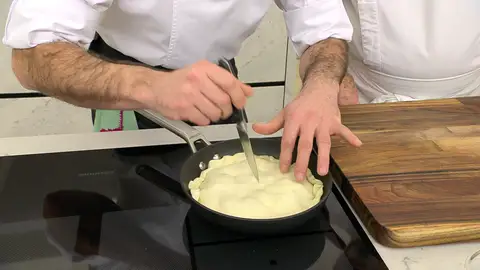 Cubre los tomates con la lámina de hojaldre y presiona los bordes Cubre los tomates con la lámina de hojaldre y presiona los bordes