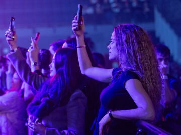 Candela M&aacute;rquez y Manuela, hija de Alejandro Sanz, en un concierto