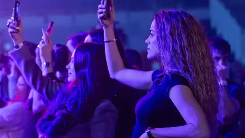 Candela Márquez y Manuela, hija de Alejandro Sanz, en un concierto Candela Márquez y Manuela, hija de Alejandro Sanz, en un concierto