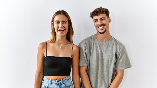 Una pareja ri&eacute;ndose