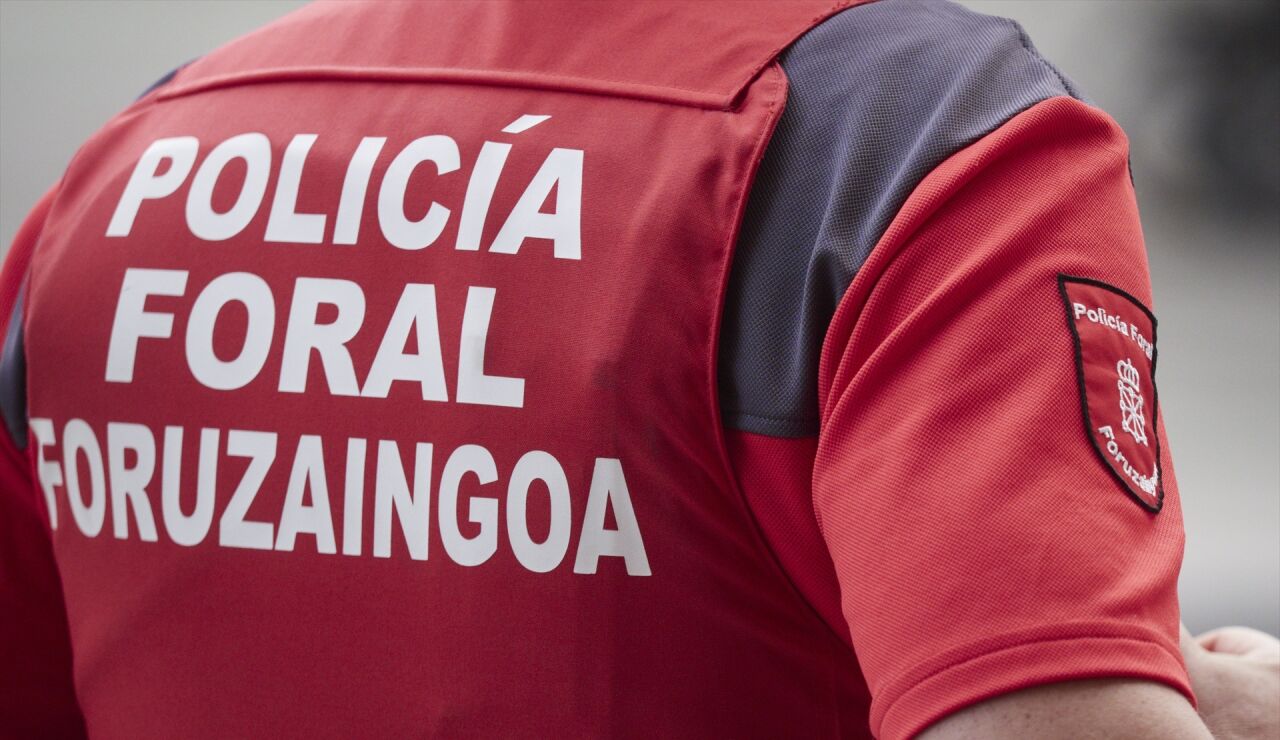 Un miembro de la polic&iacute;a foral, en Navarra (Espa&ntilde;a).