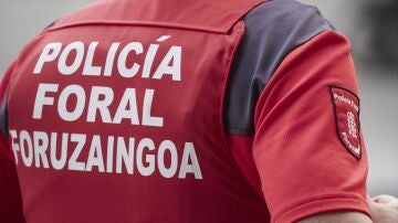 Un miembro de la polic&iacute;a foral, en Navarra (Espa&ntilde;a).