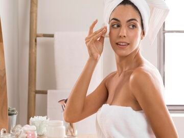 Mujer haciendo su rutina de belleza