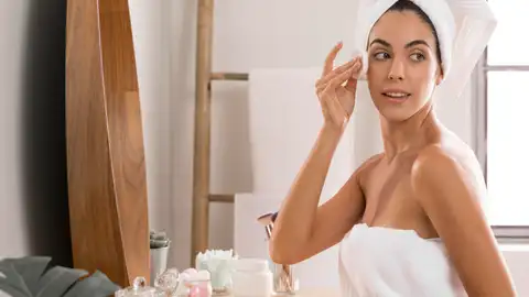 Mujer haciendo su rutina de belleza Mujer haciendo su rutina de belleza