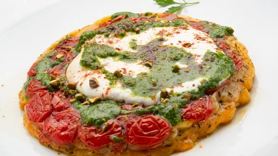 Tarta de tomates cherry confitados con burrata y pesto de espinaca Tarta de tomates cherry confitados con burrata y pesto de espinaca