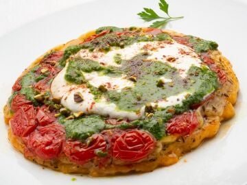 Tarta de tomates cherry confitados con burrata y pesto de espinaca
