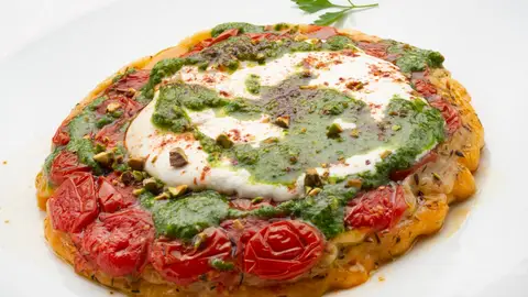 Tarta de tomates cherry confitados con burrata y pesto de espinaca Tarta de tomates cherry confitados con burrata y pesto de espinaca