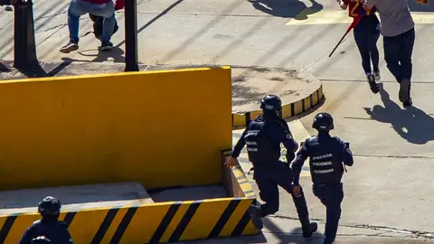Continúa la represión política en Venezuela Fuerzas policiales persiguen a manifestantes en Maracaibo, Venezuela