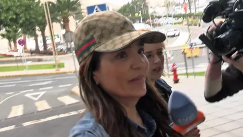 Raquel Bollo atendiendo a los medios Raquel Bollo atendiendo a los medios