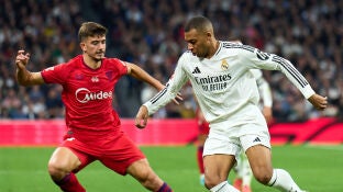 El central Kike Salas persigue a Kylian Mbapp&eacute;